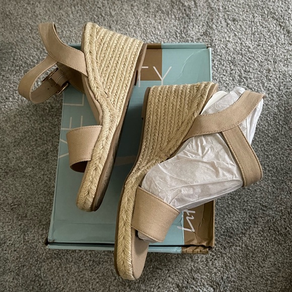 Elegant Beige Wedge Sandals - Picture 8 of 13